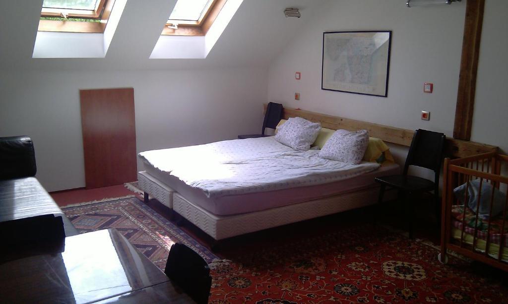 Orli Hnizdo At Chateau Novak Krivoklat Room photo